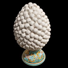 Carica l'immagine nel visualizzatore di Gallery, Pigna bianca con base decorata h 38 cm